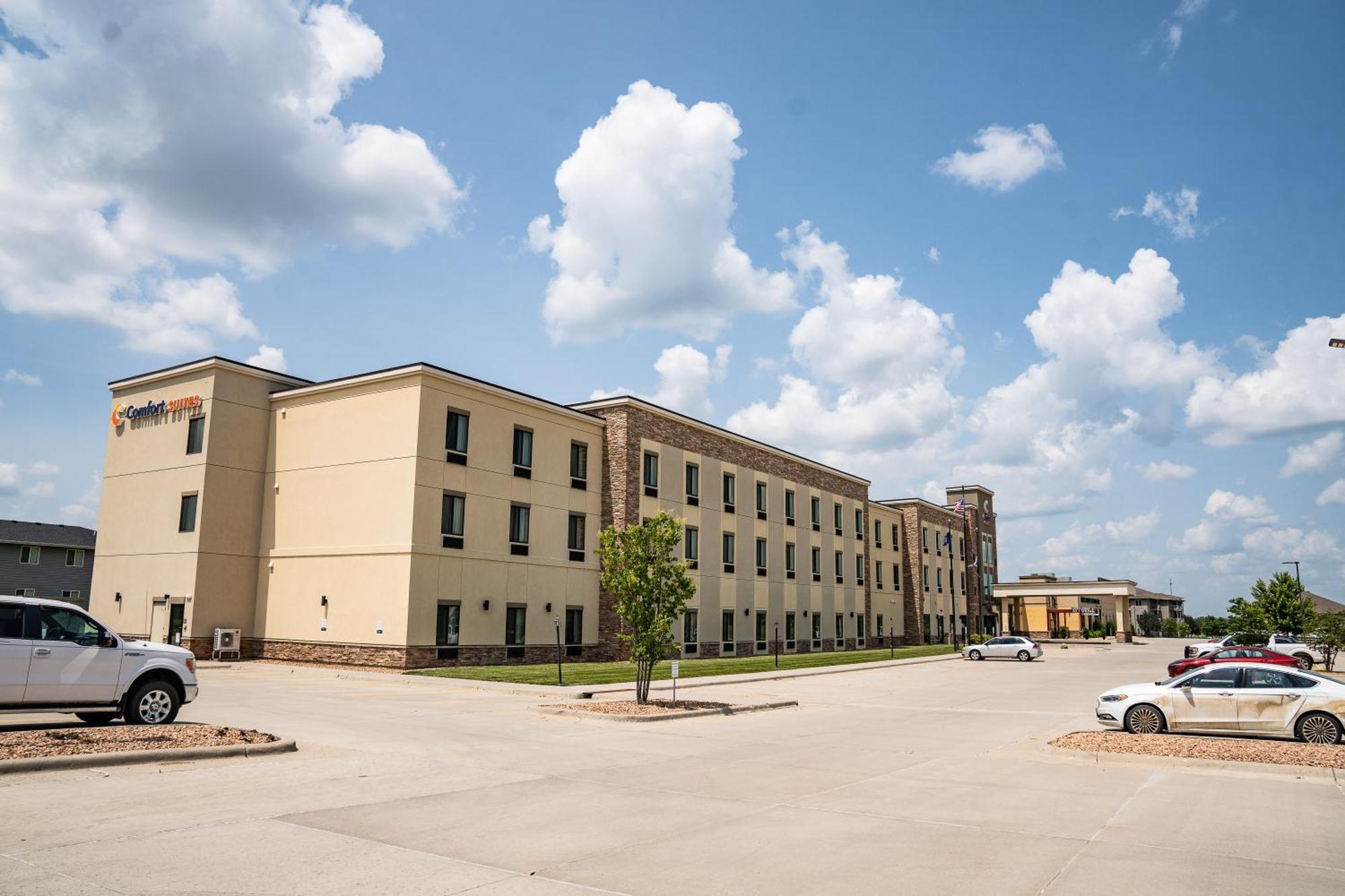Comfort Suites University Брукингс Экстерьер фото